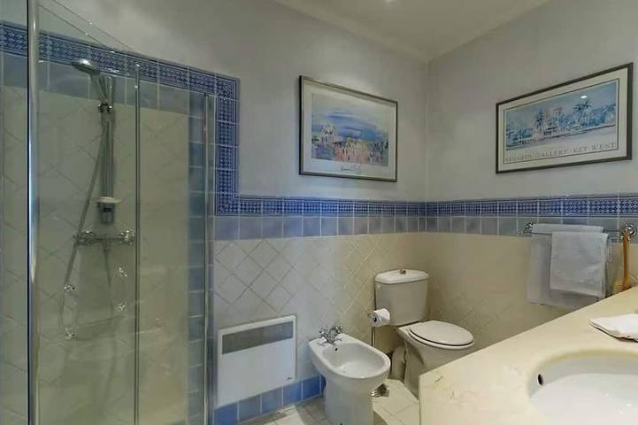 Villa pour 2 personnes, avec piscine ainsi que jardin et balcon à Saint-Paul-de-Vence - 4