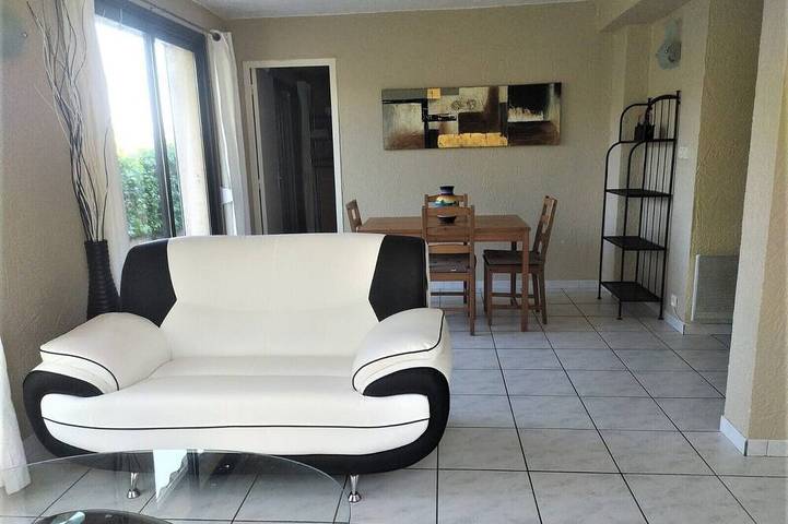 Gîte pour 2 personnes, avec terrasse ainsi que piscine et jardin dans les Alpes maritimes