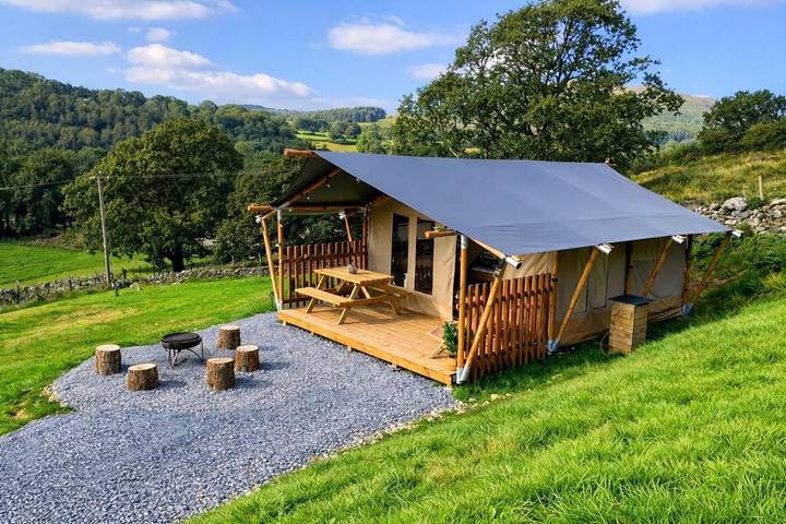 Tent for 5 people, with Hot tub and Terrace as well as Lake view and View in North-Wales