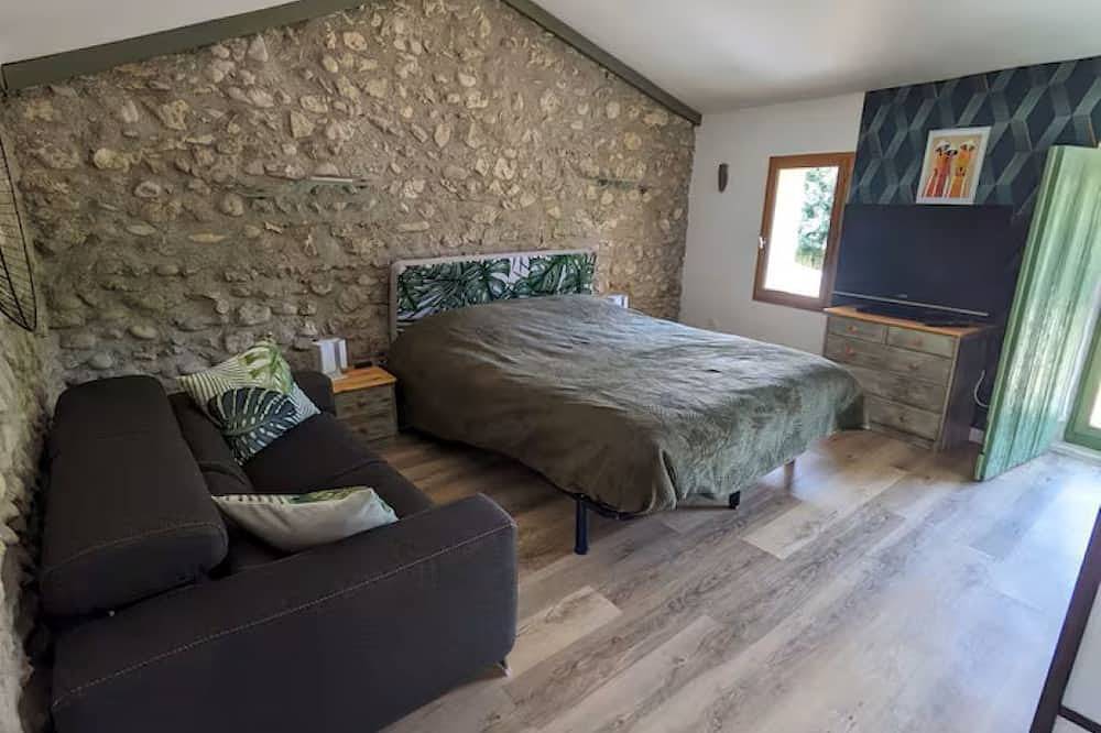 Village house with pool in the heart of Vaucluse in Saint-Roman-de-Malegarde, Vaucluse