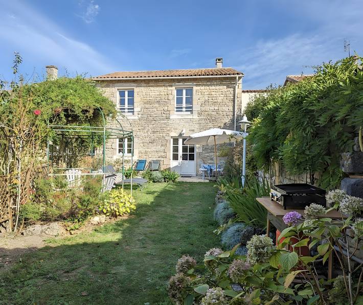 Le Clos Pierreslogis avec jardin in Theil-Rabier, Charente