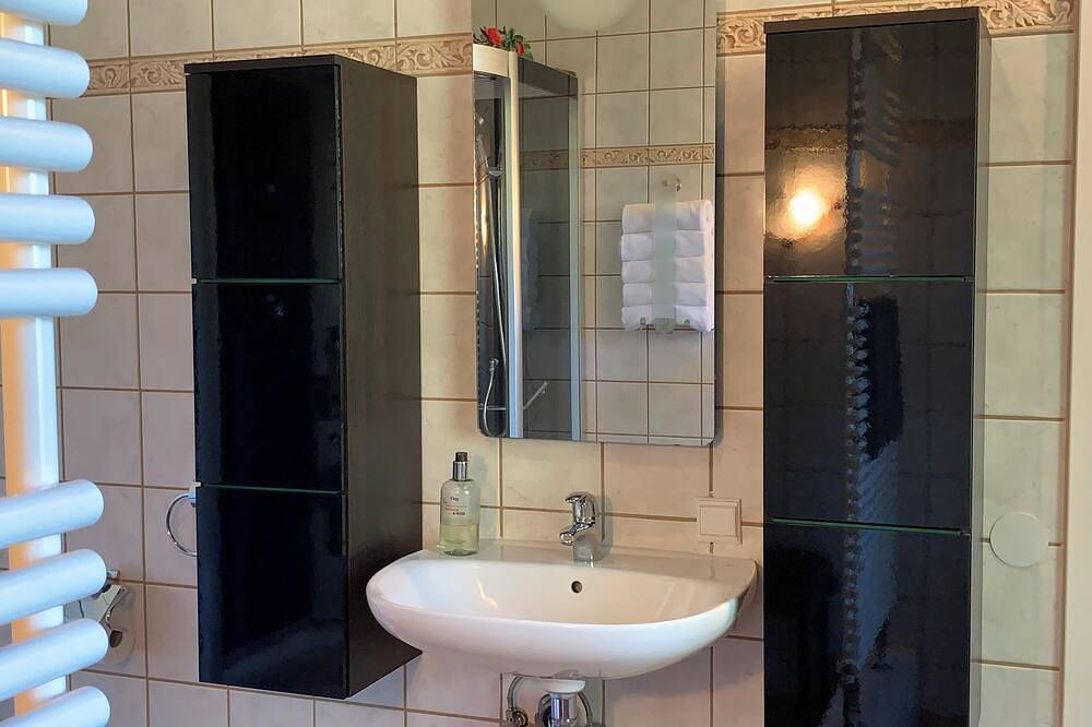 Ganze Wohnung, Villa Warzenburg, Fewo-2 mit Panorama-Blick, Balkon und Kamin. Urlaub mit Hund. in Friedrichroda, Rennsteig