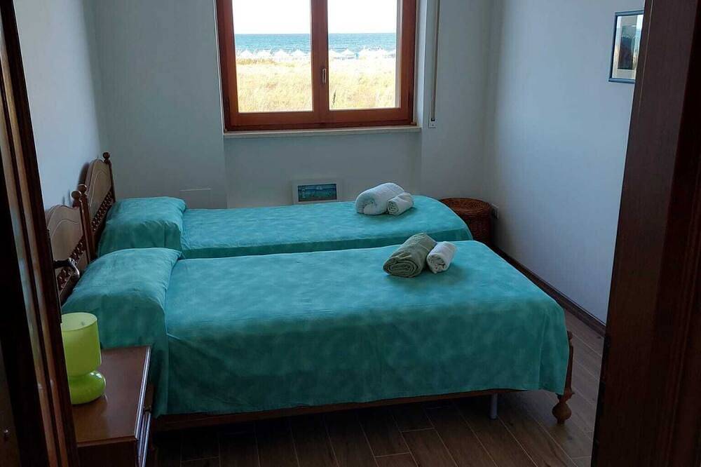 Entire apartment, Sea front apartment, fine sandy beach, trabocchi coast in Marina di Vasto, Chieti Province
