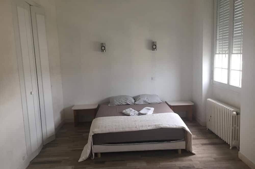 Una agradable y tranquila estancia te espera en esta gran casa familiar. in Angerville, Essonne