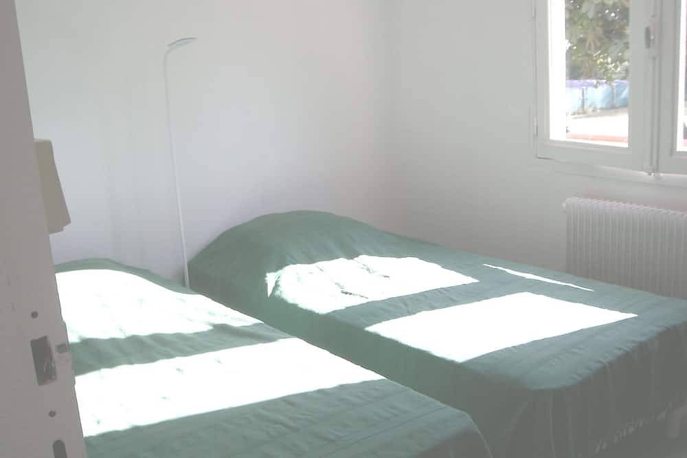 Appartement entier, Appartement 80 m², rdc, séjour, 2 chambres, cuisine, wc séparé, salle de bain. in Gan, Béarn