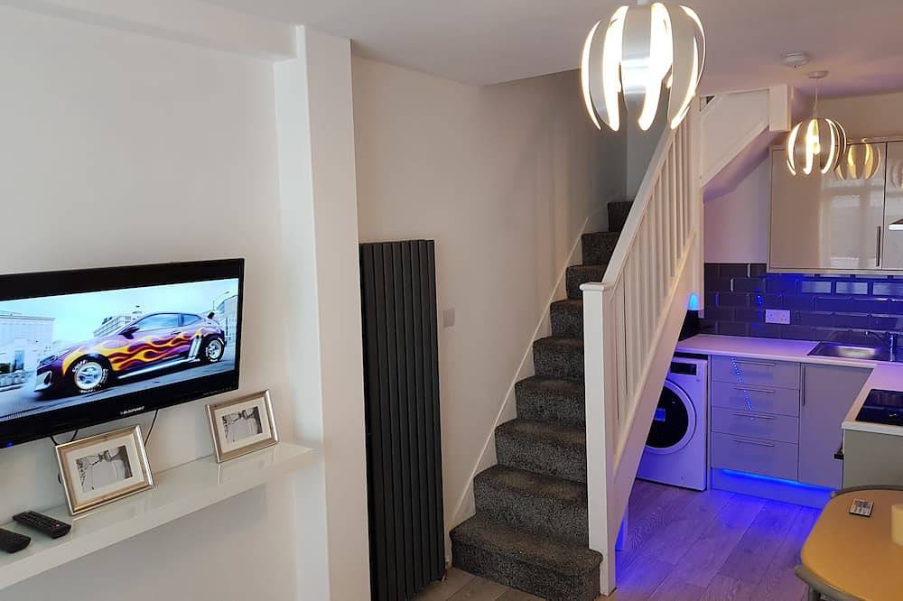 Ganze Wohnung, Neugebaute 2-Zimmer-Wohnung 30 Minuten vom Zentrum Londons entfernt - kostenloser Parkplatz in Sutton (London), London