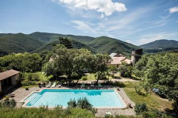 Cottage pour 37 personnes, avec vue ainsi que jardin et piscine, adapté aux familles à Colombières-sur-Orb