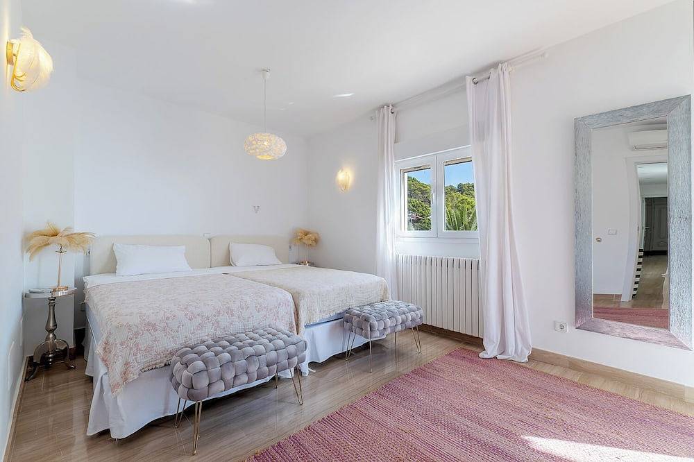 Spectacular pool villa in Camp de Mar with stunning views in Camp de Mar, West Majorca