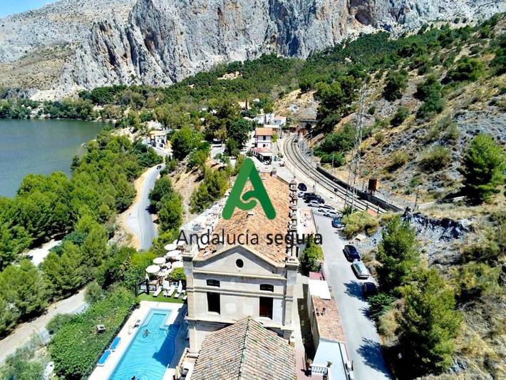 Hôtel pour 2 personnes, avec Jacuzzi et Terrasse ainsi que Jardin et Piscine dans El Chorro