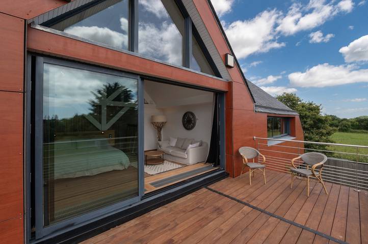 Suite Cathédrale - Ty Castel B&B with Shared Pool, Garden, and Wi-Fi in Ploeren, Côte des Mégalithes