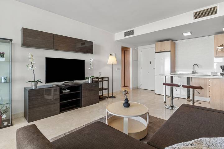 Entire apartment, Apartment 'Gran Terraza con Vistas al Mar A111' with Wi-Fi and Air Conditioning in Riviera del Sol, Mijas