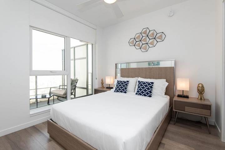 Apartahotel para 4 personas, con piscina además de balcón y jacuzzi en California