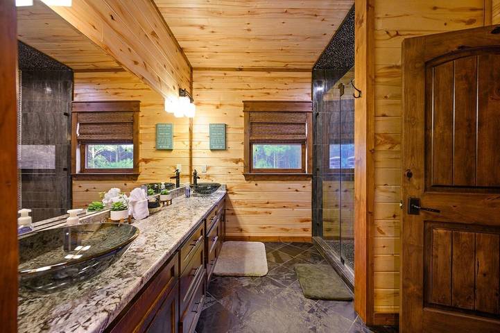 Vacation rental for 22 people, with hot tub in Broken Bow Lake