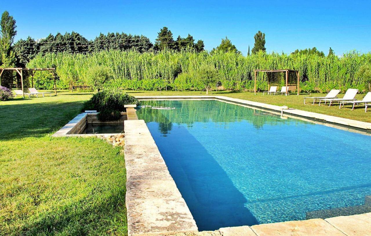 Six-Bedroom Holiday Home in Le Thor, Vaucluse