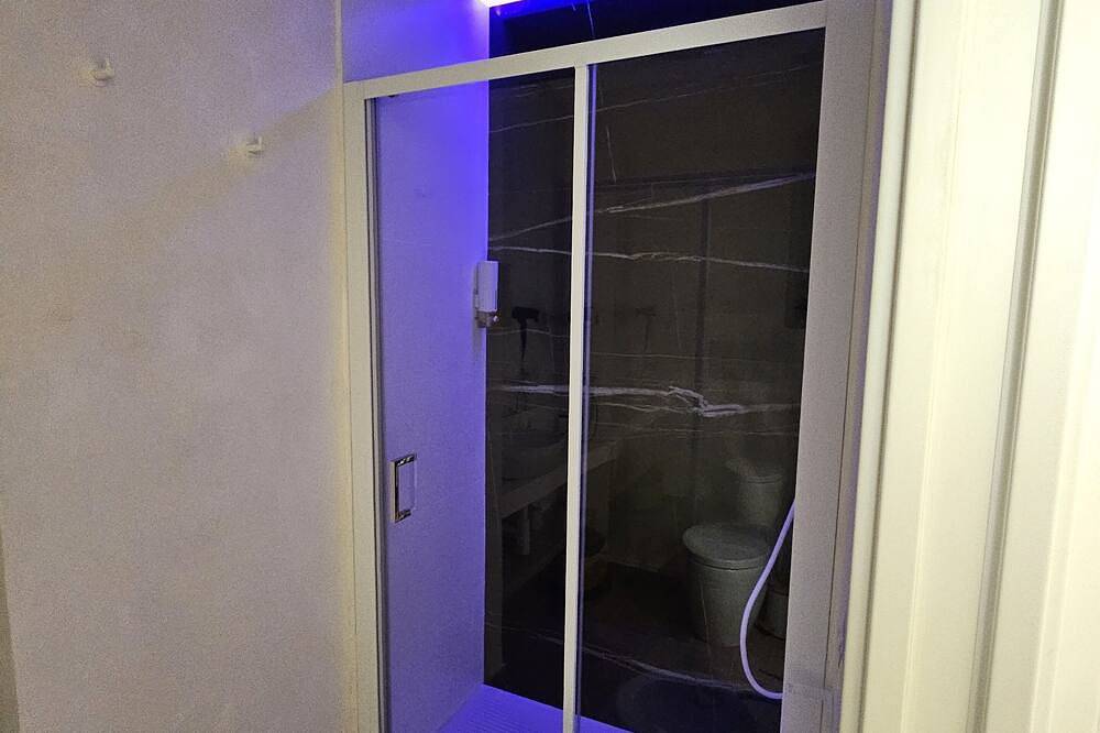 Ganze Wohnung, Palmhouse Salerno center with jacuzzi, separate entrance near Metro. in Salerno, Tyrrhenische Küste Kampanien