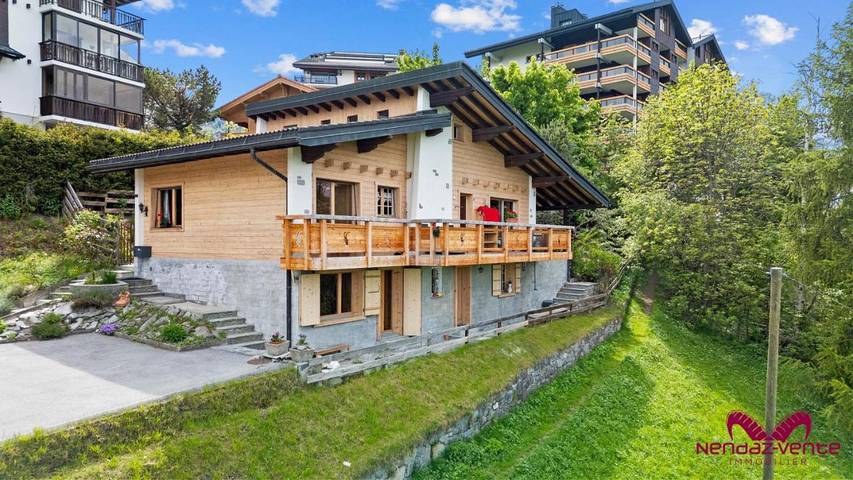 Chalet für 9 Personen, mit Balkon und Whirlpool sowie Terrasse und Garten