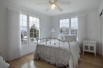 Vacation Home for 8 Guests in Northwest Harbor, North Fork, Picture 2