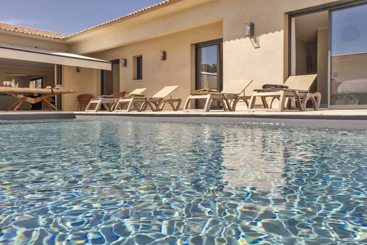 Villa pour 6 personnes, avec jardin ainsi que piscine et terrasse, adapté aux familles