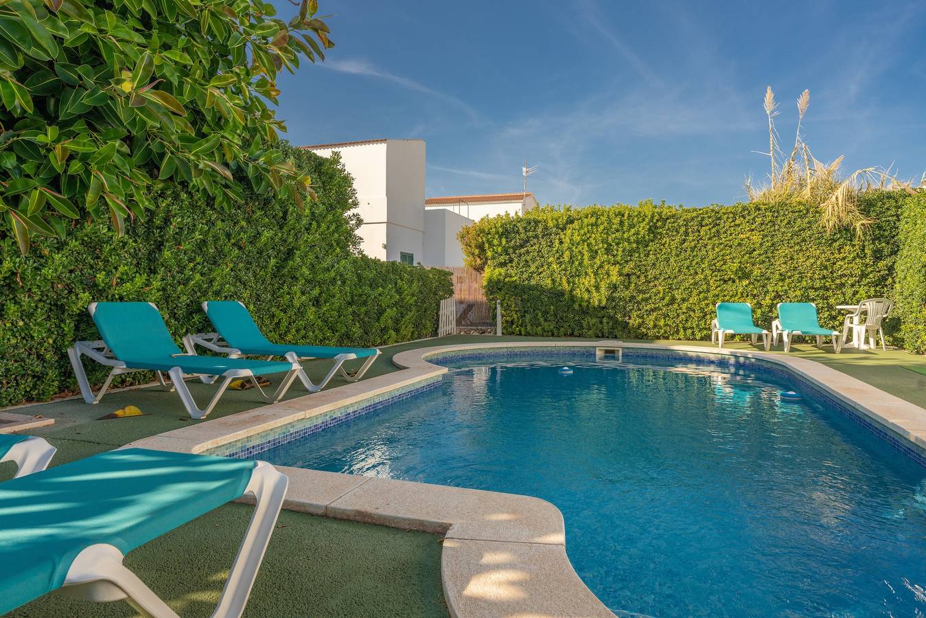 Apartamento entero, Encantador "Apartamento Delfín 1" con piscina, terraza y wifi; aparcamiento disponible en la calle in Cala Blanca, Ciudadela