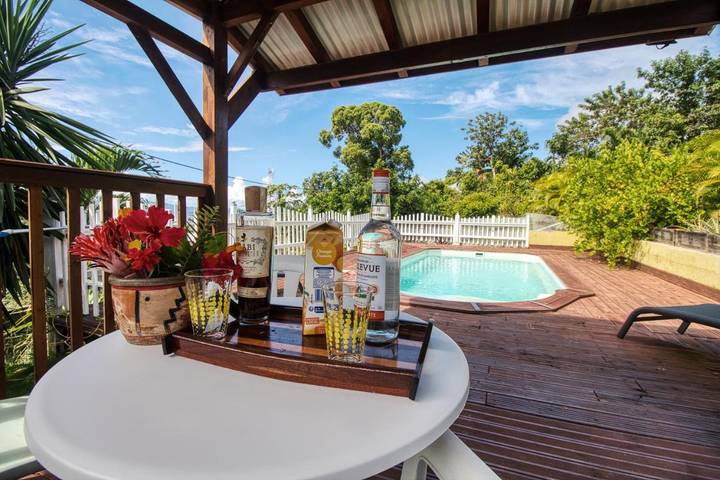 Gîte pour 4 personnes, avec piscine et vue ainsi que jardin et terrasse en Guadeloupe