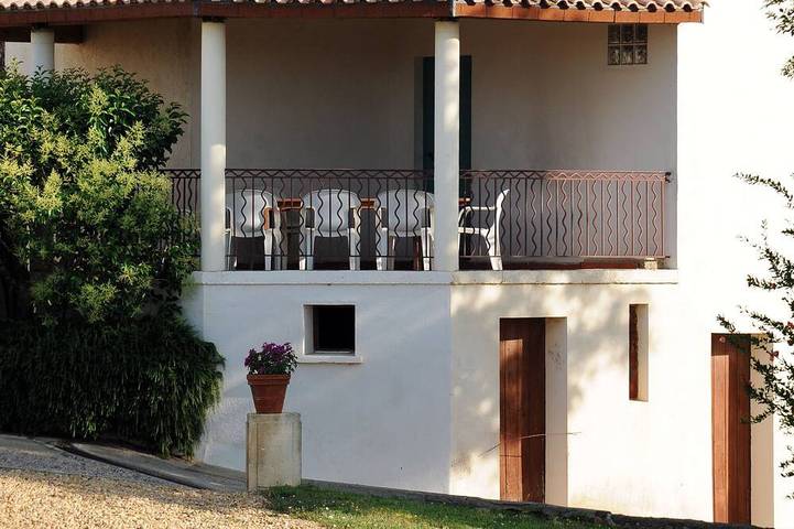 Gîte pour 10 personnes, avec jacuzzi et terrasse ainsi que piscine et jardin