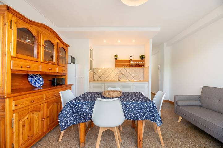 Apartamento entero, Apartamento 'Pujols 16' con balcón y aire acondicionado in Es Pujols, Formentera