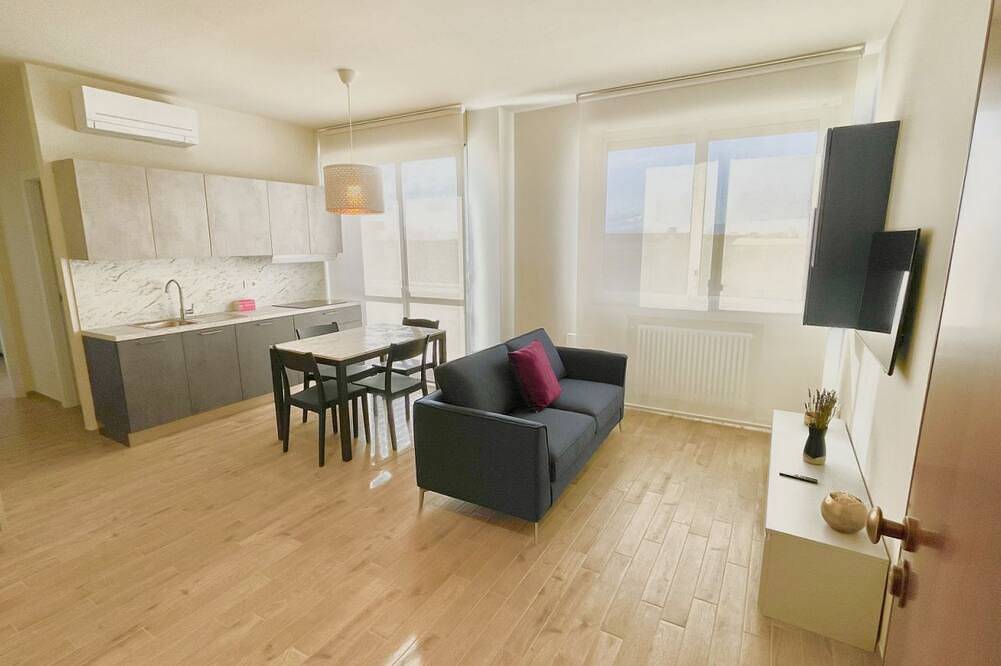 Apartamento entero, This apartment is located in Prato, in a strategic area just a few meters from the Pecci Museum of Contemporary Art and 15 km from Florence. It is situated in front of the Prato Courthouse, near the central train station and the Prato Est highway exit.Id in Prato, Provincia de Prato