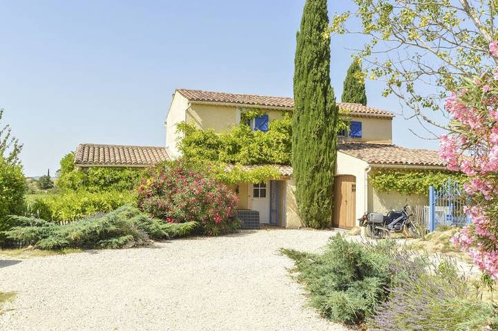 Location de vacances pour 9 personnes, avec Terrasse ainsi que Jardin et Piscine à Saint-Jean-de-Serres