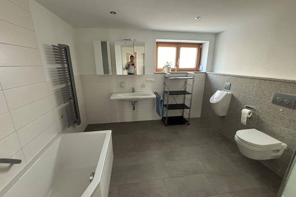 Ganze Wohnung, Stilvolle Ferienwohnung (110qm) mit Terrasse und schönem Garten in Wackersdorf, Ostbayern