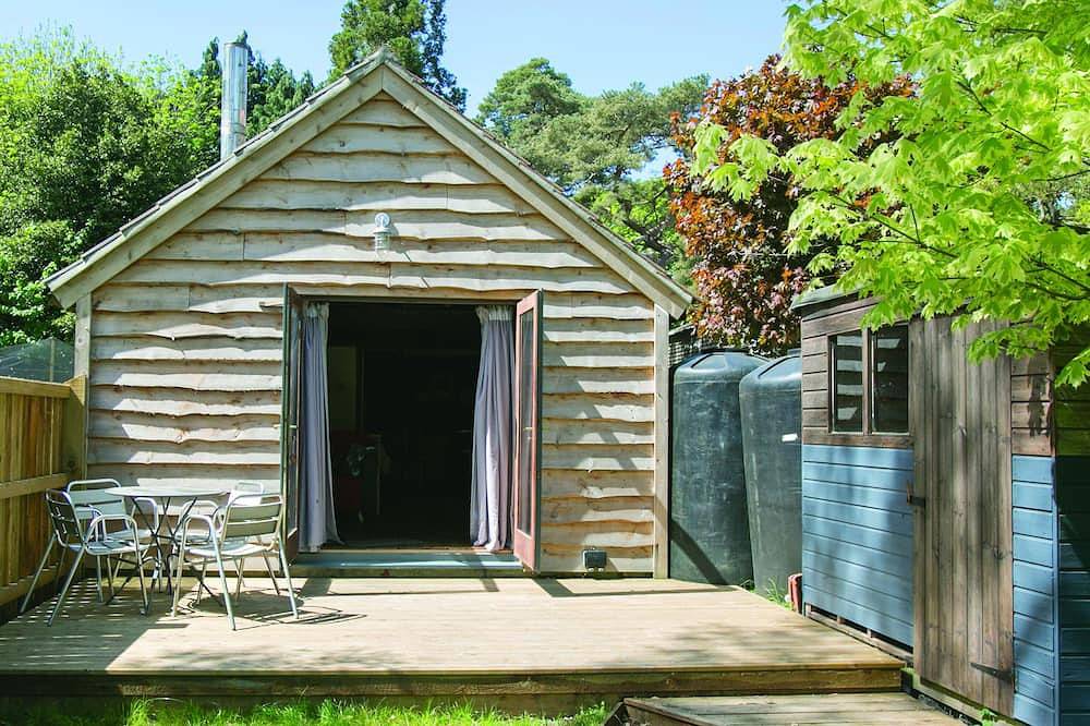 Idyllic Log Cabin with Log-fired Hot Tub nestled in a Forest Clearing in Dorset