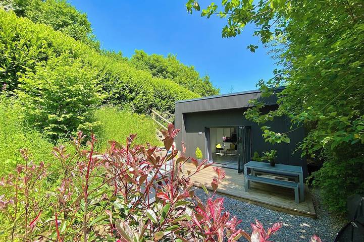 Log cabin for 4 people, with balcony and garden as well as hot tub, with pets in Devon