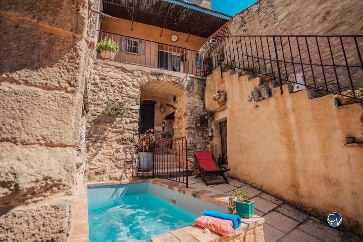 Location de vacances pour 4 personnes, avec Balcon et Jacuzzi ainsi que Terrasse et Piscine à La Bastide-d'Engras