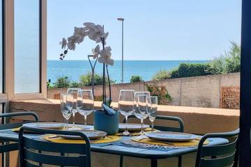 Gîte pour 4 personnes, avec piscine ainsi que vue et terrasse dans Port de Sète