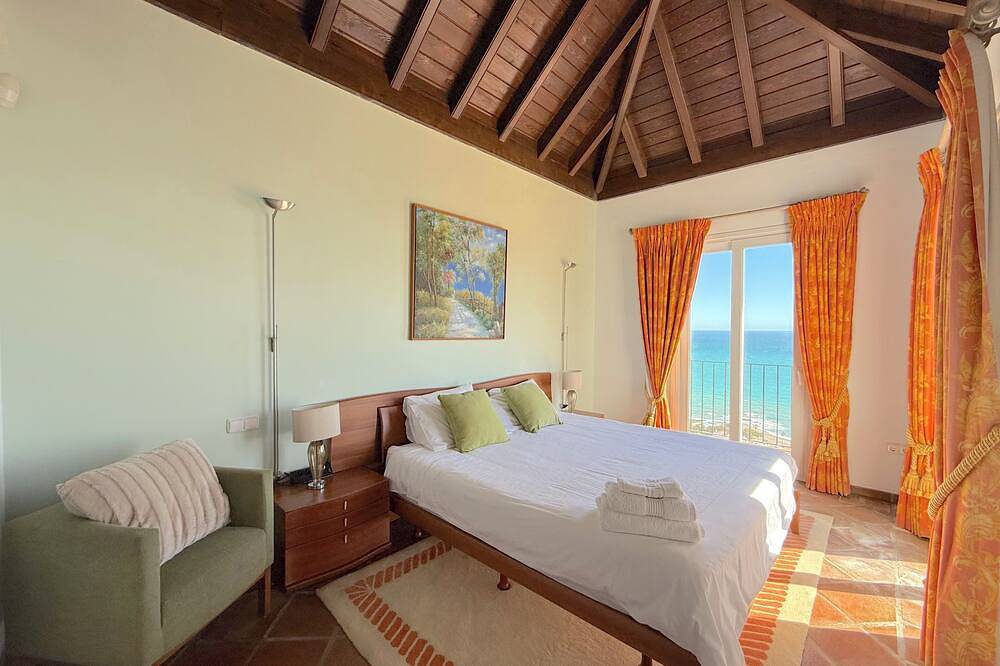 Charming 4-Bed Villa, Private Pool & Garden, Overlooking beach, Sea Views. in Manilva, Málaga Provinz