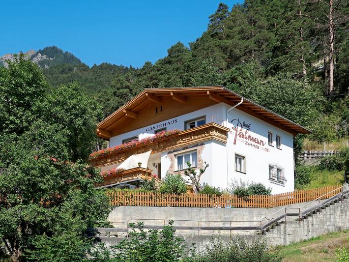 Ferienhaus für 15 Personen, mit Balkon und Terrasse sowie Garten und Ausblick in Pfunds