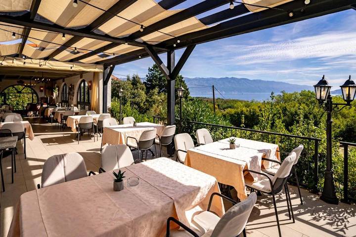 BnB für 4 Personen, mit Pool und Garten sowie Kinderpool und Ausblick, mit Haustier auf Rab