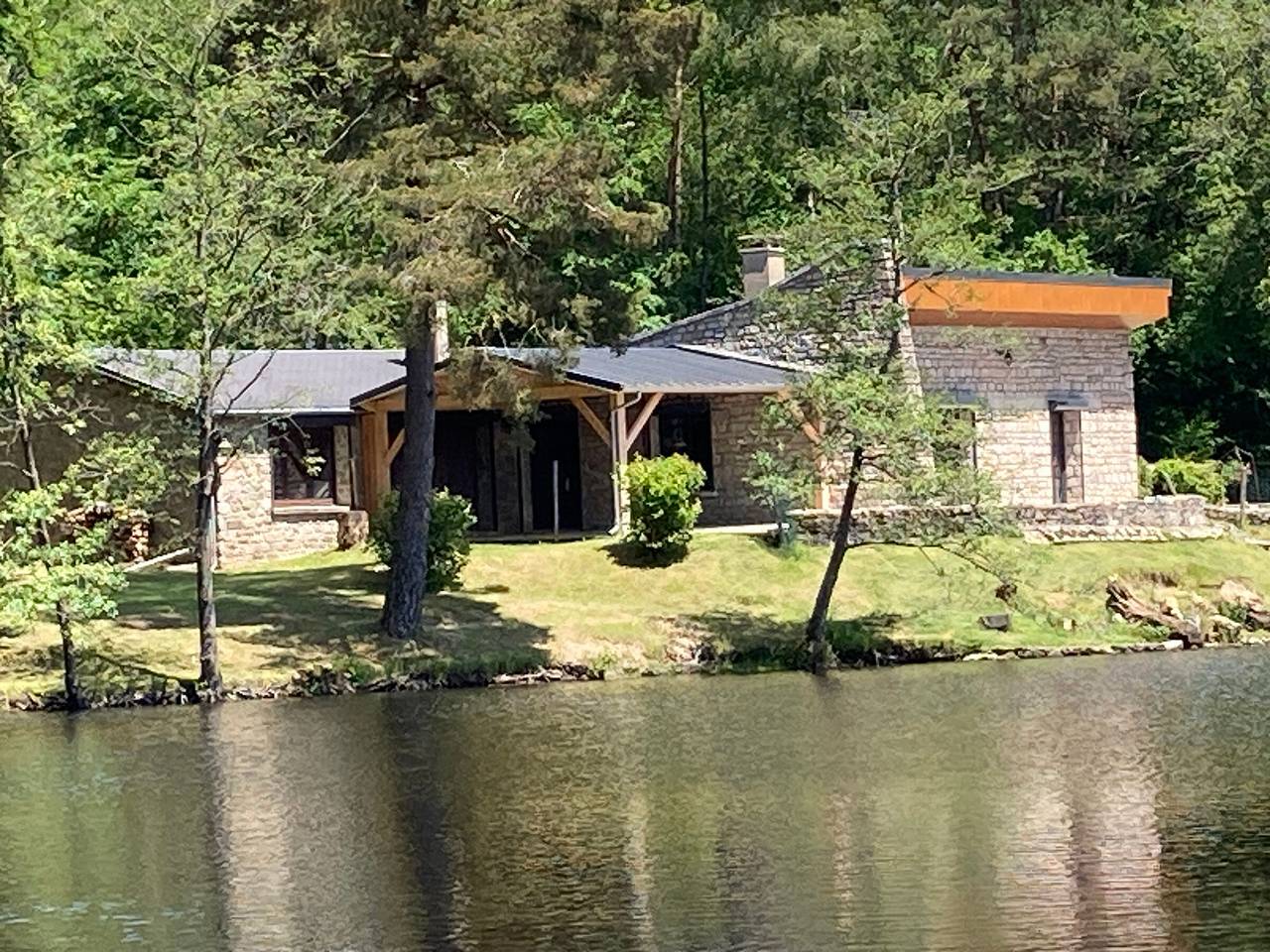 Charmantes Haus am See mit Kamin in Dun-les-Places, Naturpark Morvan