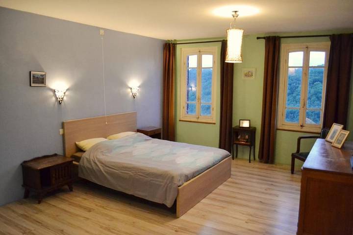 Location de vacances pour 11 personnes, avec terrasse ainsi que vue et vue sur le lac à Les Ancizes-Comps - 3