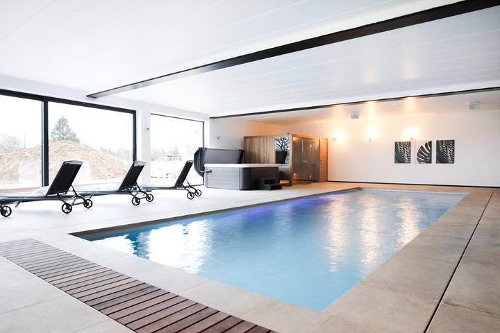 Location de vacances pour 2 personnes, avec Terrasse et Jacuzzi ainsi que Jardin et Piscine dans Sainte-Cécile (Florenville)