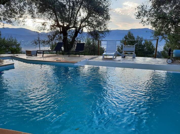 Gîte pour 4 personnes, avec terrasse ainsi que piscine et jardin, animaux acceptés