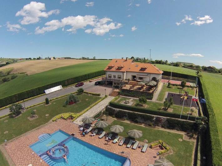 Casa de huéspuedes para 2 personas, con Terraza además de Jardín y Piscina en Santillana del Mar