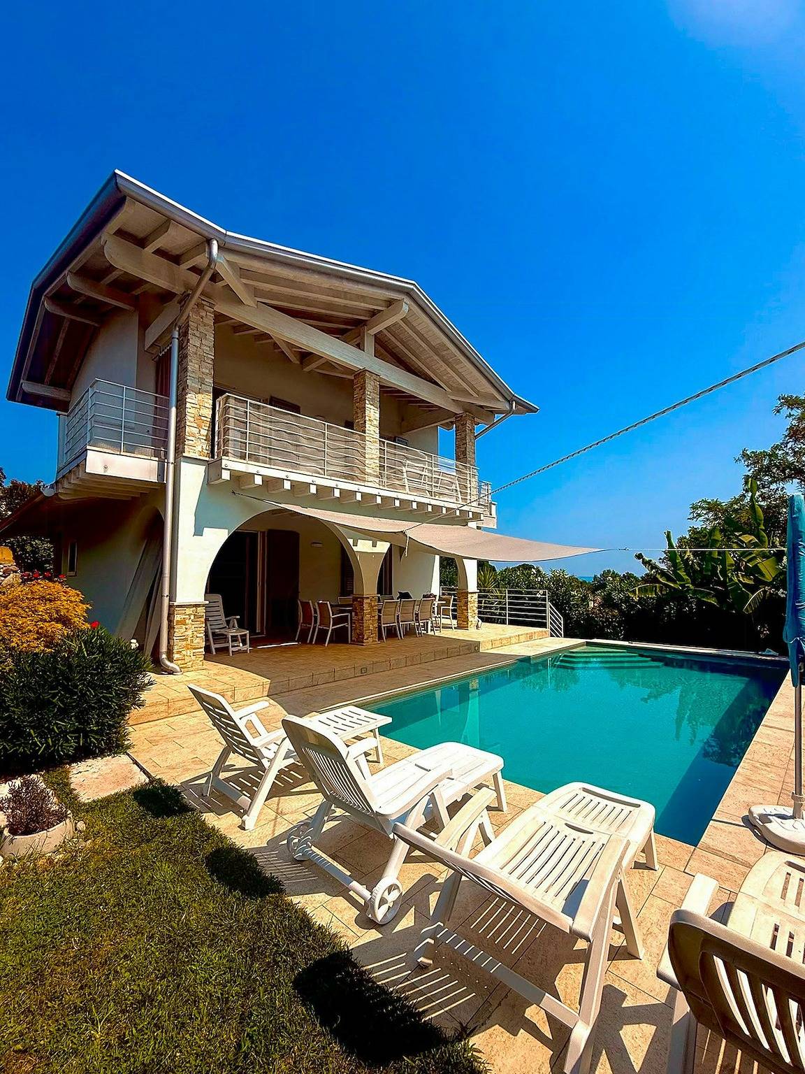 Villa con piscina e jacuzzi sul Garda in Manerba del Garda, Prealpi Gardesane