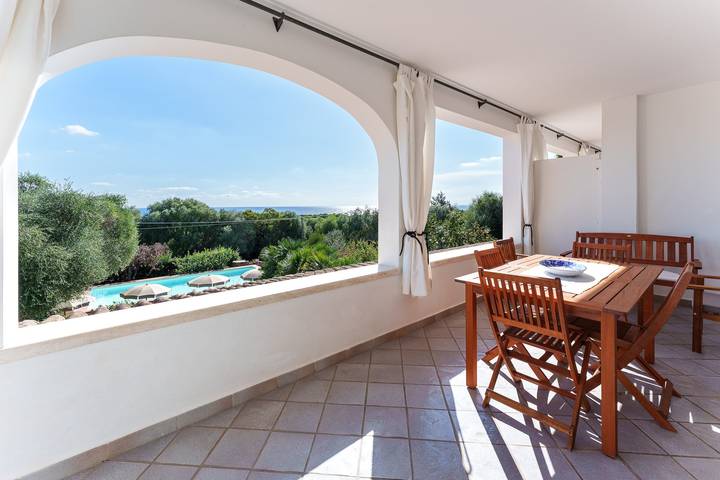 Appartement entier, Appartement de vacances 'mamuthones' avec vue mer, Wi-Fi, terrasse et piscine partagée in Spiaggia Fuile 'e Mare (Orosei), Orosei