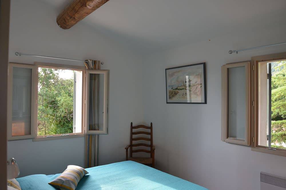 In the heart of the Grand Luberon, a Swimming Pool, a Quiet, comfortable home. in Castellet, Regionaler Naturpark Luberon