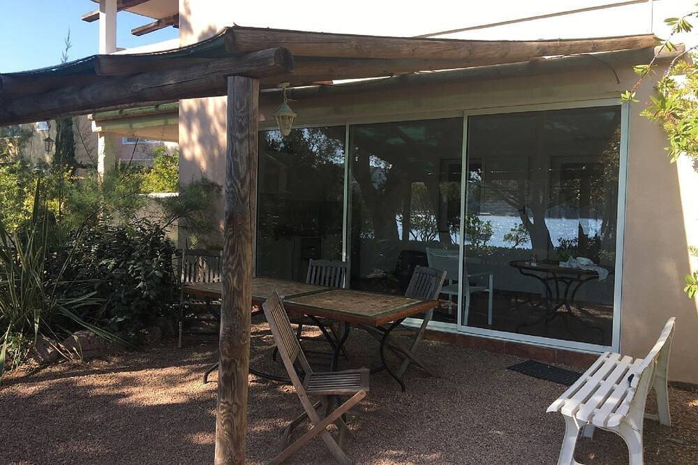Appartamento intero, Faounzina, 4 persone al piano terra, sulla riva accesso diretto alla spiaggia in Favone, Sari-Solenzara