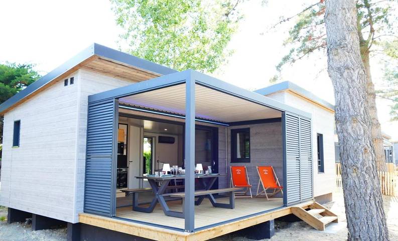 Parc de vacances pour 7 personnes, avec Jacuzzi et Terrasse ainsi que Jardin et Piscine en Normandie