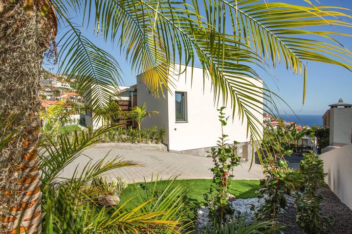 Holiday Home 'Refugio Do Encanto' with Sea View, Private Terrace and Wi-Fi in Pináculo, Ponta do Sol