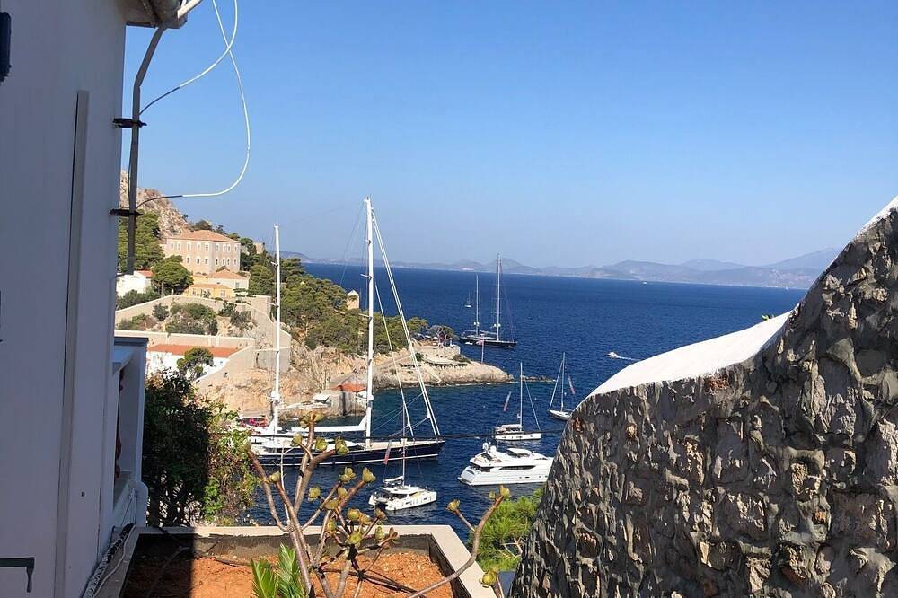 Villa Hydra Estrella is Offers views of the port and town in Hydra