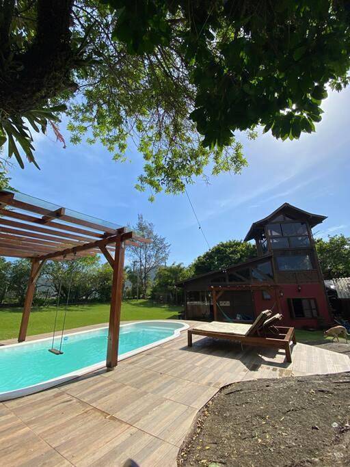 Casas e apartamentos de temporada para 14 pessoas, com piscina e terraço e ainda jardim and vista, com animais de estimação em Garopaba