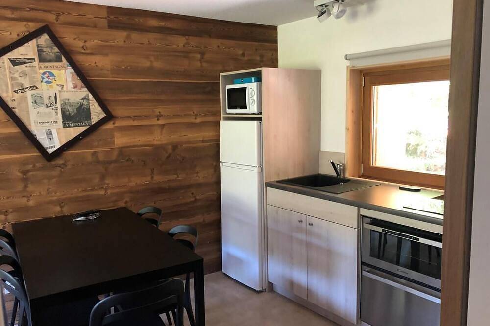 Entire apartment, 10m from ski slopes, swimming pool, sauna, hammam, balcony, parking, tv, ski locker, 28m² in Saint-Léger-les-Mélèzes, Écrins National Park